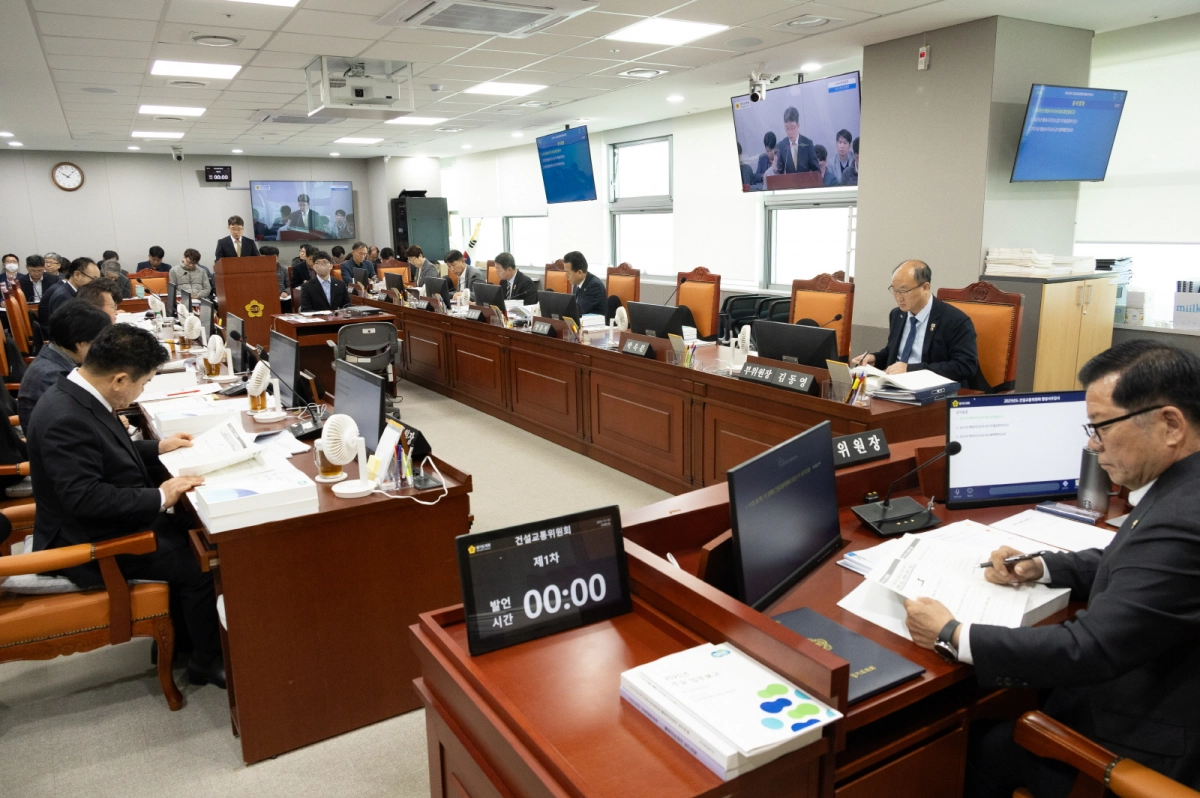 건설교통위원회. 10일 상임위 회의실에서 철도항만물류국과 경기국제공항추진단, 경기평택항만공사를 시작으로 2025년도 행정사무감사 돌입.(사진=경기도의회)