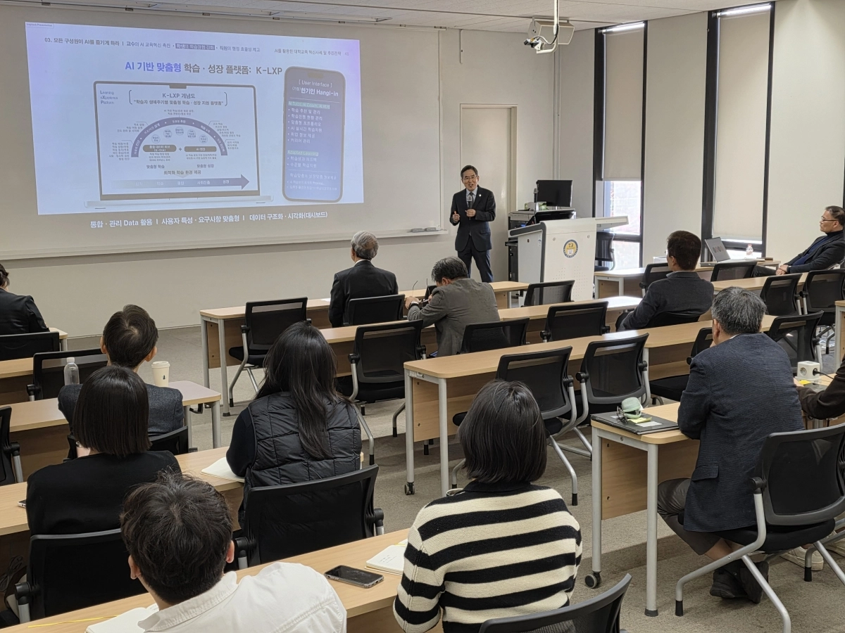 유길상 한국기술교육대학교 총장이 10일 차 의과학대에서 특강하고 있다.  한기대 제공