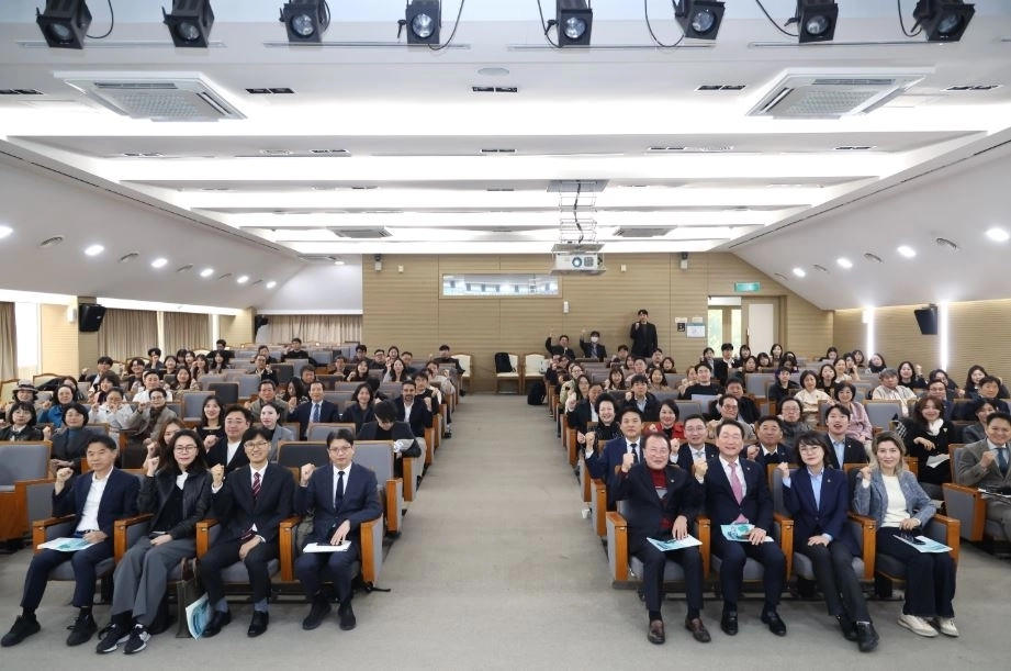 지난 5일 ‘서울시 의료관광, 무엇이 걸림돌인가?’를 주제로 열린 정책토론회에서 참석자들이 기념촬영을 하고 있다.