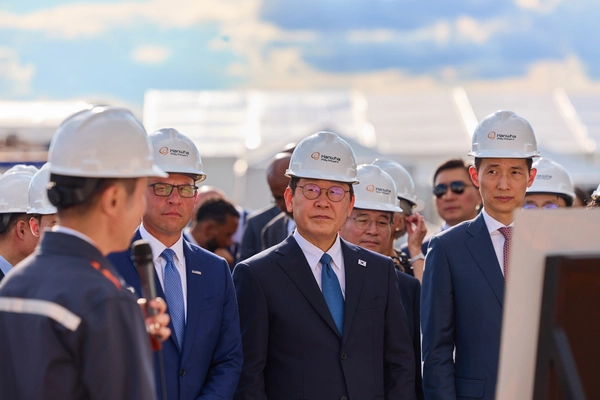 (서울=뉴스1) 이재명 기자 = 이재명 대통령이 26일(현지시간) 필라델피아 한화 필리조선소에서 열린 미국 해양청 발주 국가안보 다목적선 ‘스테이트 오브 메인’호의 명명식에 참석해 관계자로부터 설명을 듣고 있다.