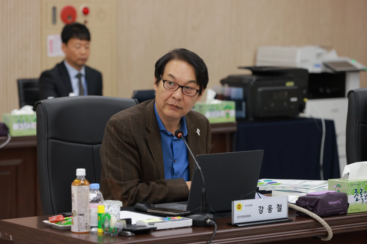 강웅철 의원이 11월 10일 안양소방서에 대한 2025년 경기도 행정사무감사 안전행정위원회 현장감사에서 질의하고 있다.(사진=경기도의회)