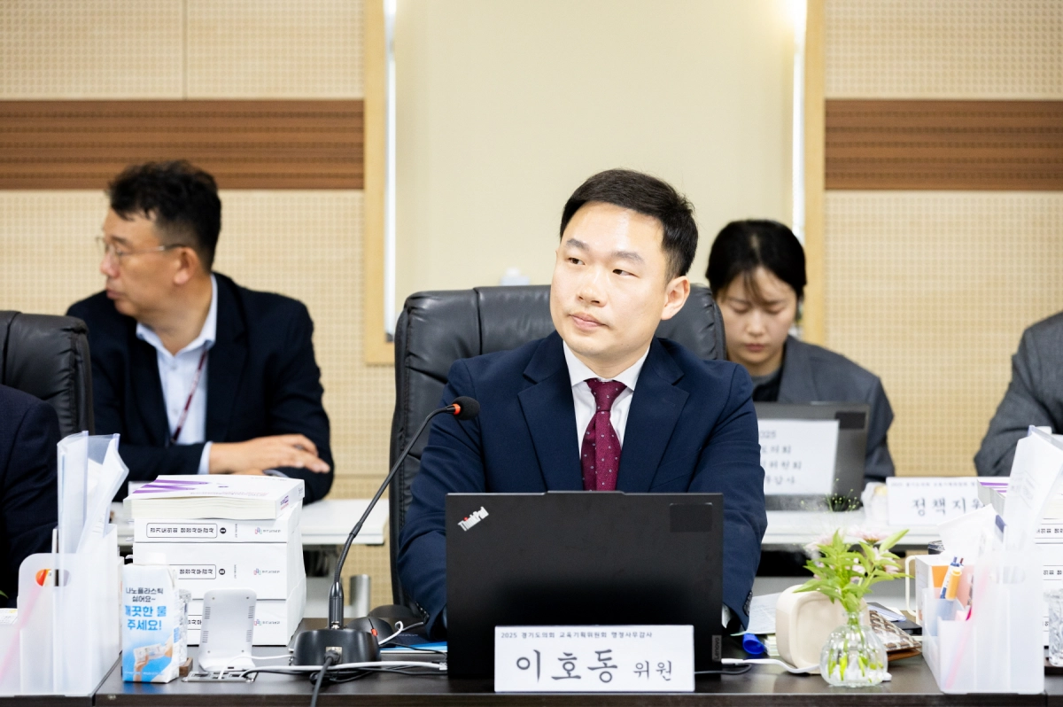 이호동 의원이 10일 열린 고양·구리남양주·동두천양주·연천교육지원청 대상 행정사무감사에서 질의하고 있다.(사진=경기도의회)