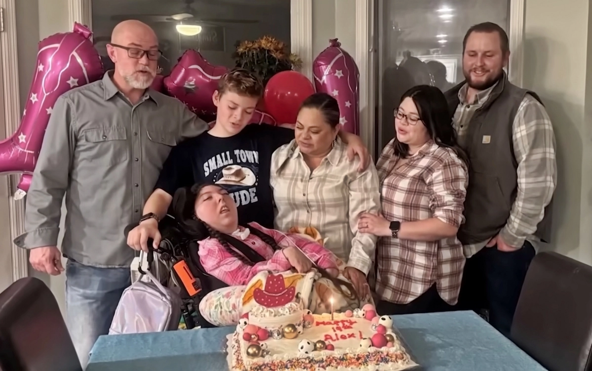 7일(현지시간) 미국 abc뉴스 계열 KETV는 네브래스카주 오마하에 사는 알렉스 심슨이 지난 4일 20세 생일을 맞았다고 전했다. 2025.11.7 KETV 화면