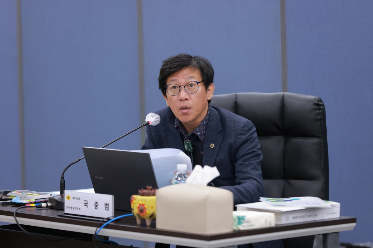 국중범 의원이 10일 의왕소방서에서 실시된 2025년 경기도의회 행정사무감사에서 질의하고 있다.(사진=경기도의회)