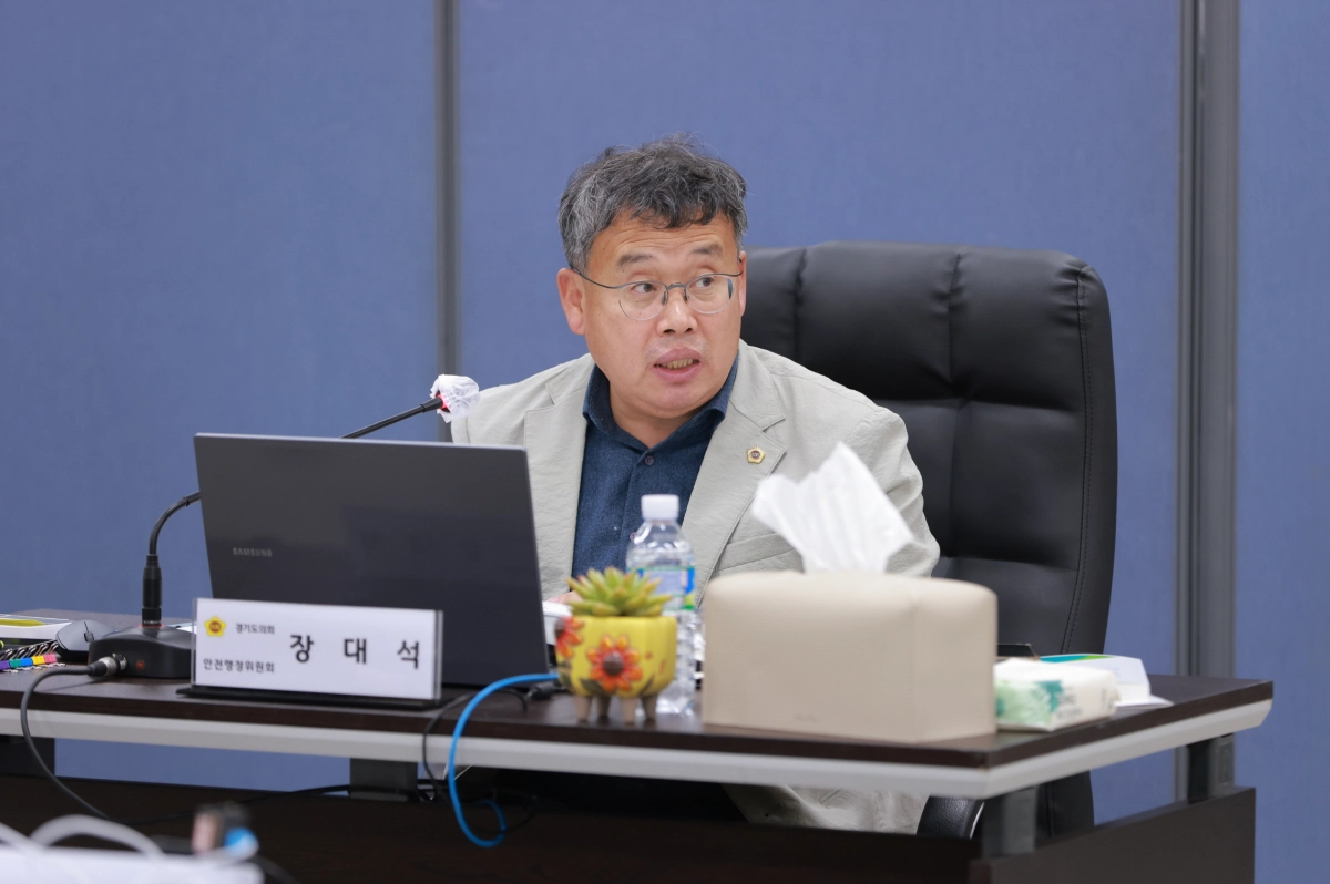 장대석 의원이 10일 의왕소방서에서 실시된 2025년 경기도의회 행정사무감사에서 질의하고 있다.(사진=경기도의회)