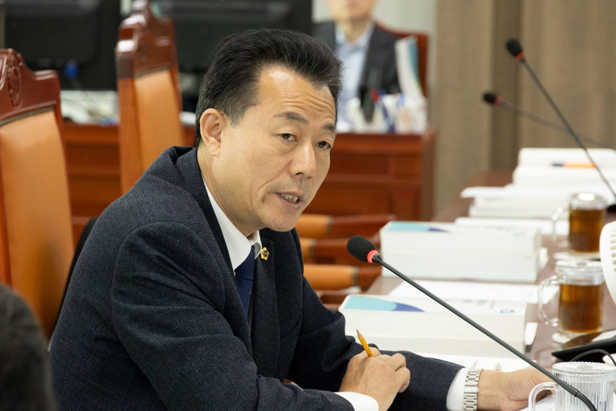 김성수 의원이 10일 경기도 철도항만물류국 소관 업무에 대한 ‘2025년 행정사무감사’에서 질의하고 있다.(사진=경기도의회)