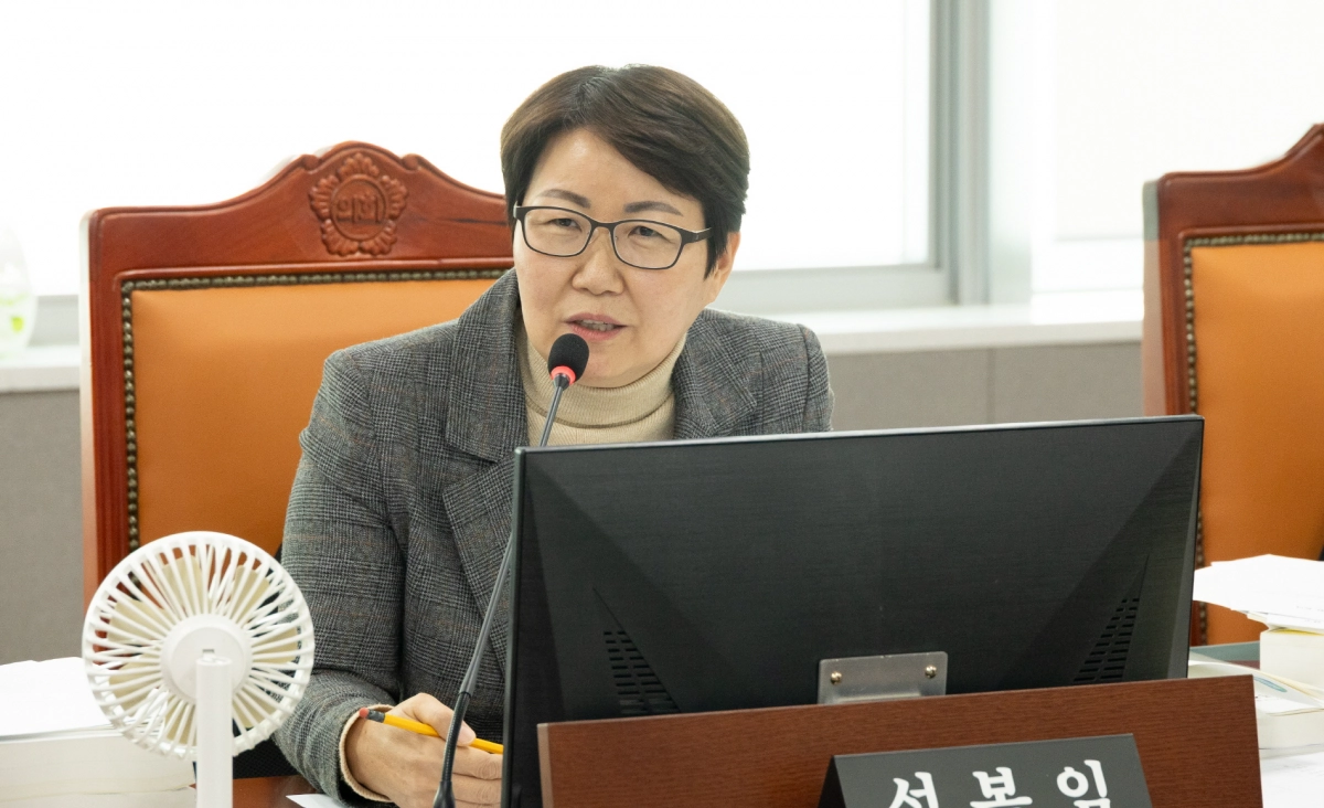 성복임 의원이 10일 2025년 건설교통위원회 행정사무감사에서 질의하고 있다.(사진=경기도의회)