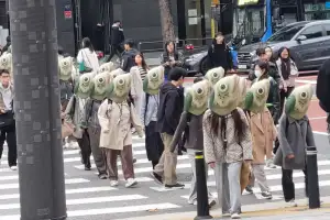 대치동 한복판에 등장한 ‘잉어 떼’…입시 경쟁 꼬집은 행위 예술에 “깜짝 놀랐네”