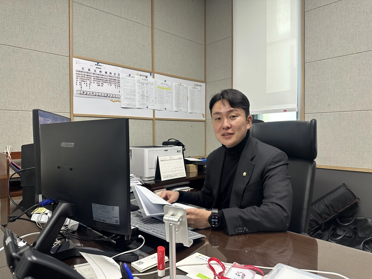 노성철 서울 동작구의원(더불어민주당·흑석동, 사당1·2동)이 구의회에서 서울신문과 인터뷰를 하는 모습. 임태환기자