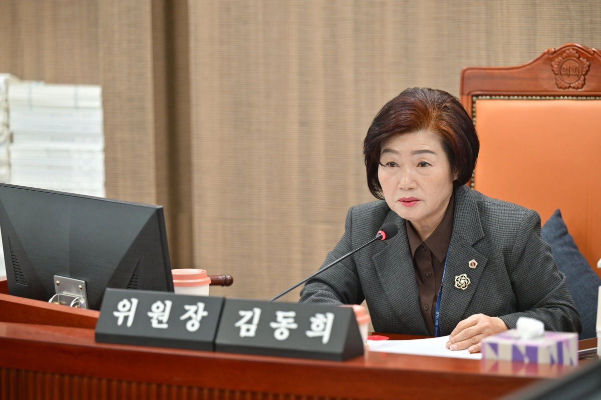김동희 의원이 11월 10일 실시된 경기도평생교육진흥원 행정사무감사에서 질의하고 있다.(사진=경기도의회)