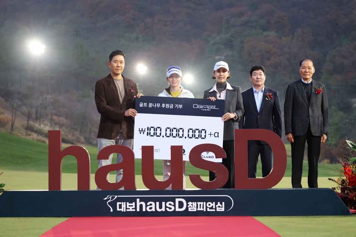 클린테크 선도 기업 ㈜이도는 꿈나무 후원을 위한 공익법인 디딤돌재단과 이번 대회에서 KLPGA 투어 프로 선수들 및 골프 관련 기업들과 함께 의미 있는 기부 캠페인을 전개했다고 10일 밝혔다. 좌측부터 최정훈 ㈜이도 대표이사, 배소현 프로, 여지예 디딤돌재단 사무국장. 이도 제공