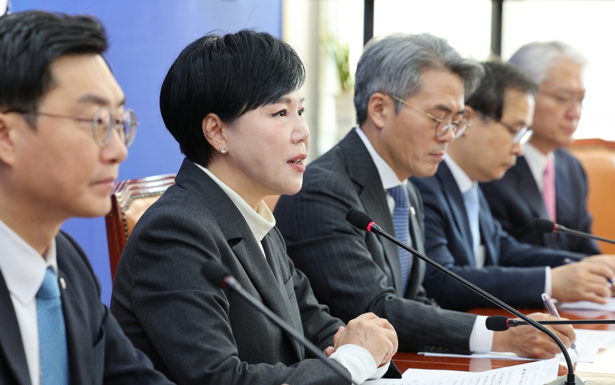 더불어민주당 사법불신 극복·사법행정 정상화 태스크포스(TF) 단장을 맡은 전현희(왼쪽 두 번째) 의원이 10일 국회에서 열린 TF 전체회의에 참석해 발언하고 있다. 뉴스1