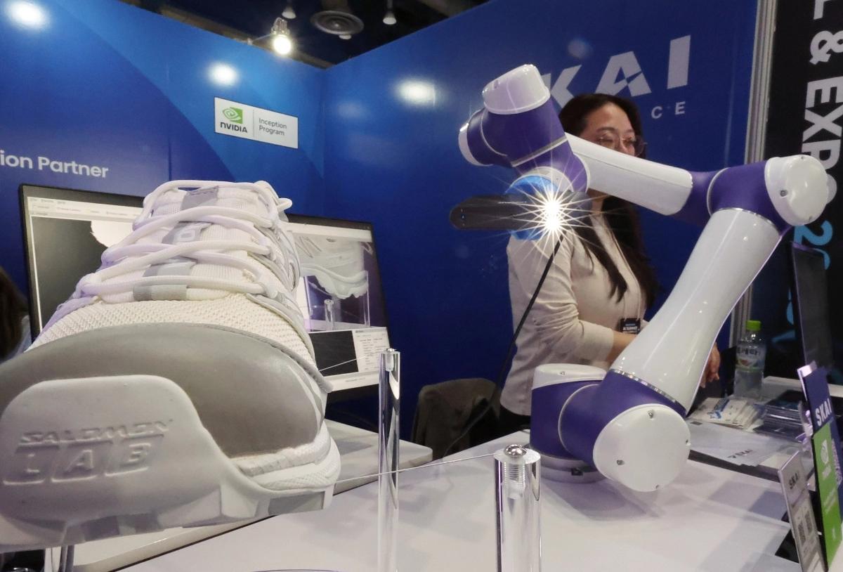 신발 3D 스캐닝하는 로봇팔