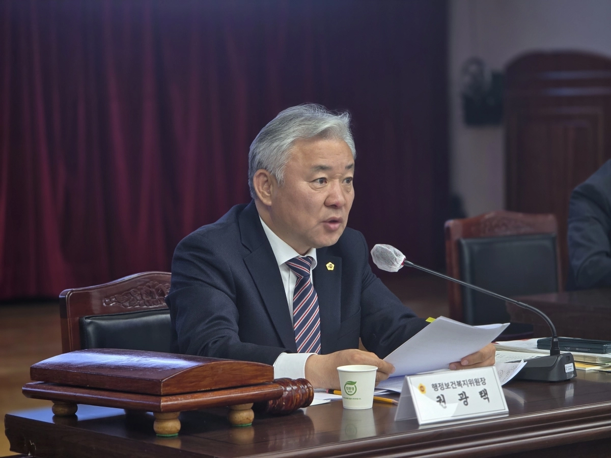 지난 7일 포항의료원과 경북도인재평생교육재단에 대한 행정사무감사에서 질의하는 권광택 위원장. 경북도의회 제공