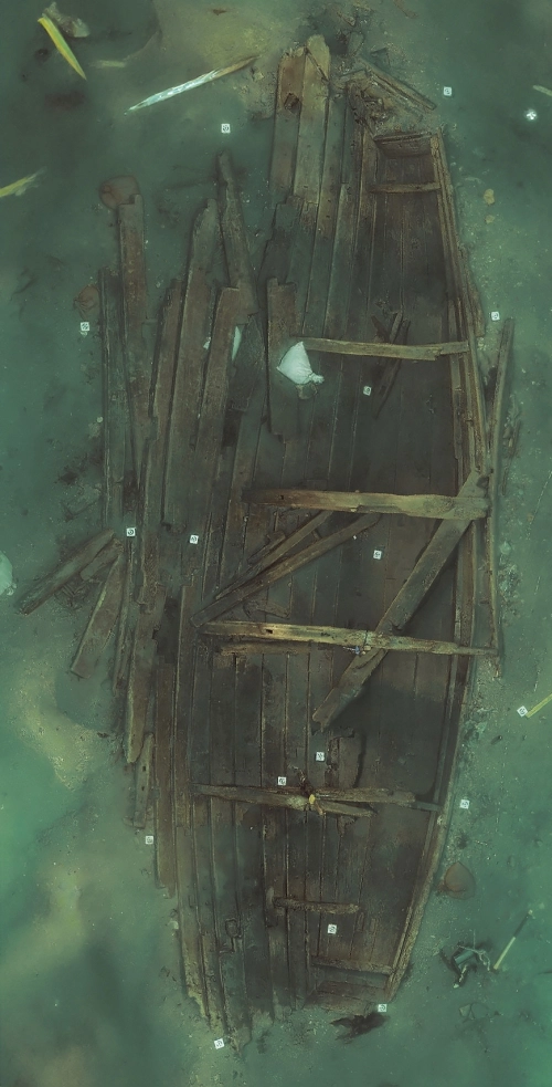 2015년 충남 태안 마도 해역에서 발견된 조선시대 조운선인 마도4호선의 모습. 지금까지 한반도 연근해에서 발굴된 고선박 중 유일한 조선시대 선박이다. 연구소 측은 “우현 쪽이 잘 남아 있어 배 이름이 적혀 있지 않을까 기대하고 있다”고 설명했다. 국립해양유산연구소 제공