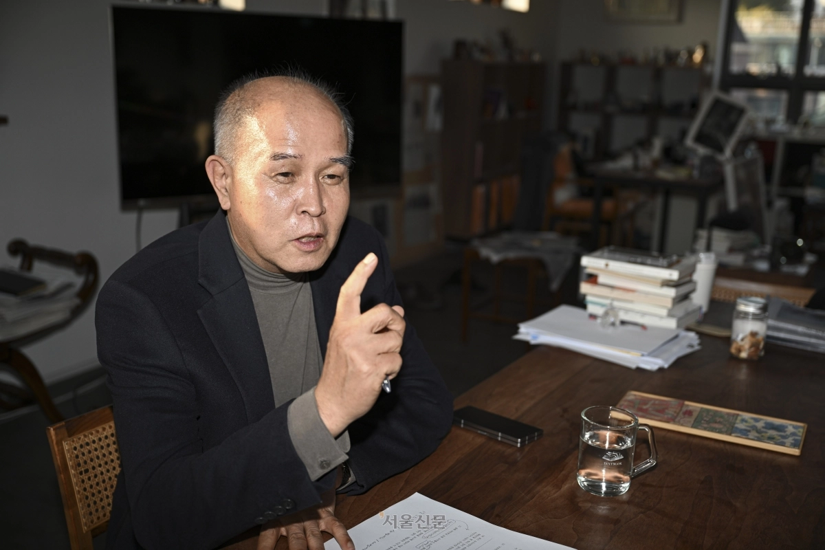 지난 6일 서울 광화문 근처 북카페에서 만난 이용우 경제더하기연구소 대표는 “제조업 강국인 한국은 AI 시대에 더 큰 기회가 있다”면서 “제조업의 르네상스를 통해 중견기업들이 첨단기술업체로 전환할 수 있도록 정부와 금융이 도와야 한다”고 말했다. 이지훈 기자