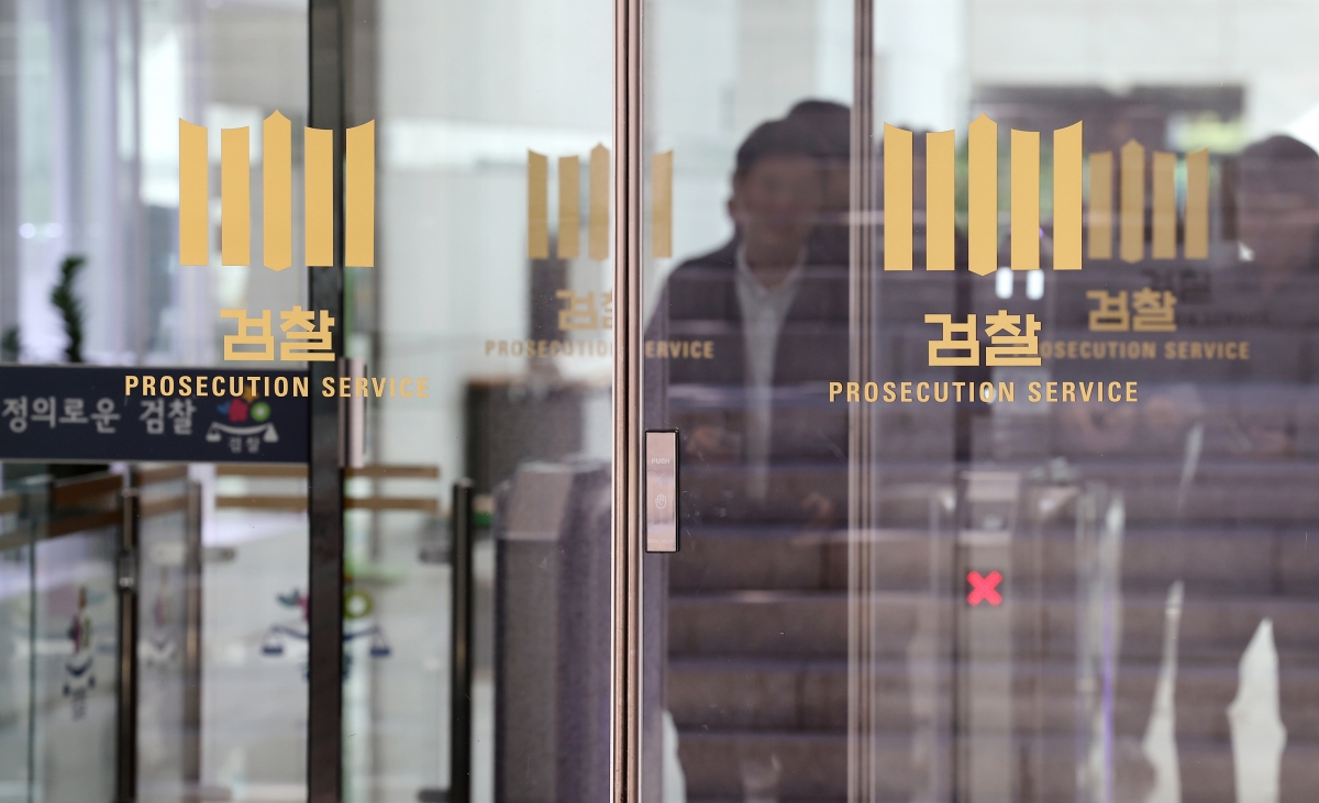 대장동 사건 항소 포기 사태에 대한 검찰 내부 반발이 노만석 검찰총장 권한대행에 대한 사퇴 요구, 정성호 법무부 장관의 외압 의혹 제기 등 ‘검란’으로 번지고 있다. 사진은 10일 서울 서초구 대검찰청에서 직원들이 나오는 모습. 연합뉴스