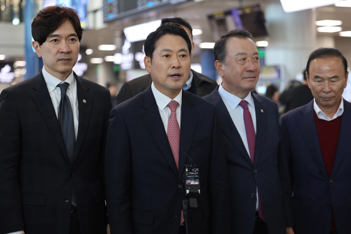 청주국제공항 둘러보는 국민의힘 장동혁 대표