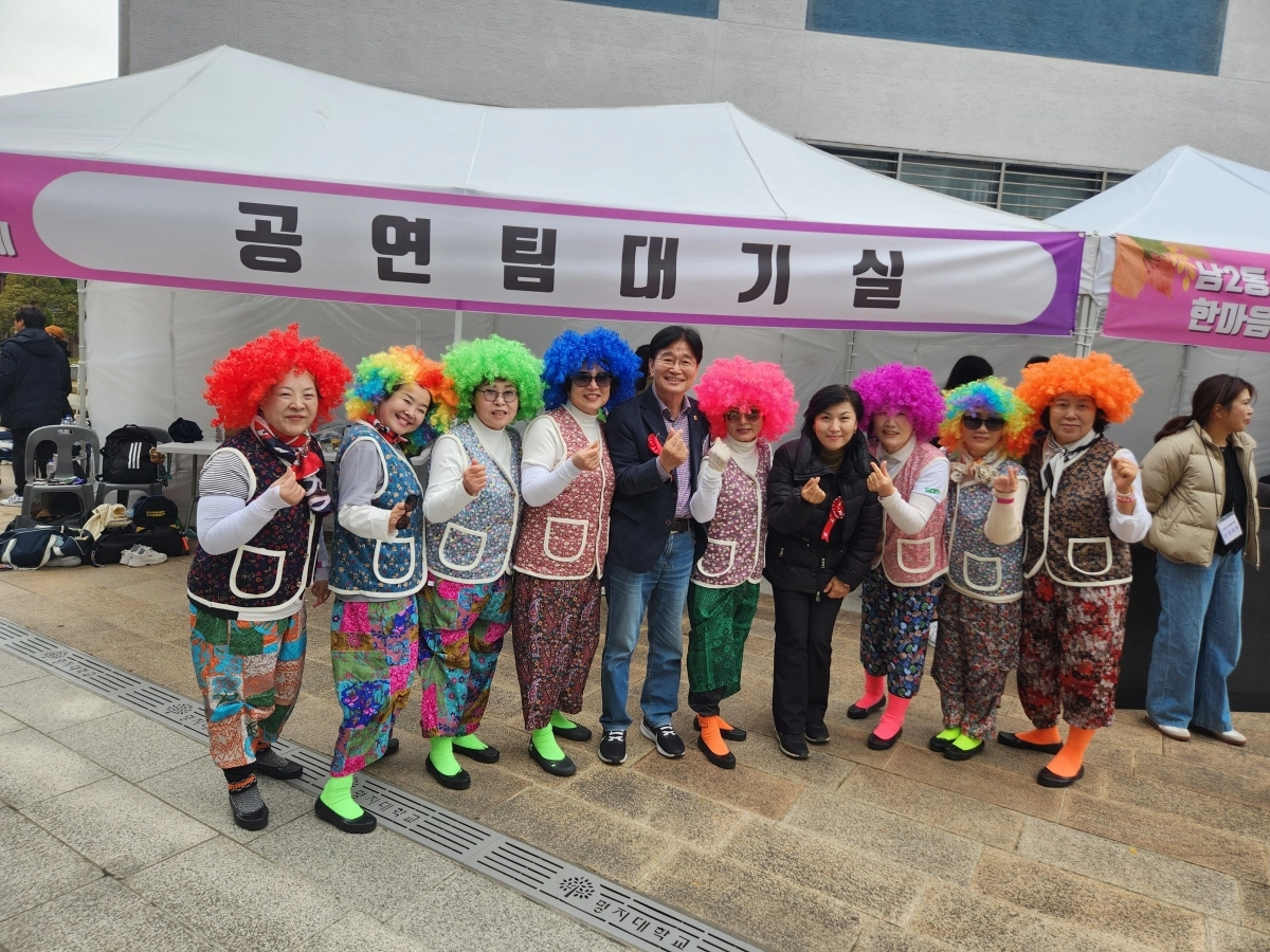 지난 8일 ‘남가좌2동 한마음 축제’에 참석한 김용일 의원(왼쪽에서 다섯 번째)