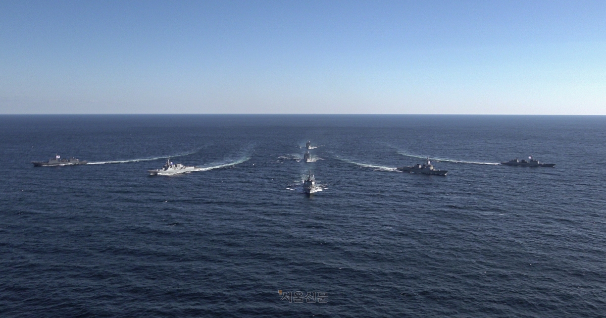 기동함대 소속 군함들이 전술기동을 하는 모습. 2025.11.10 해군 제공