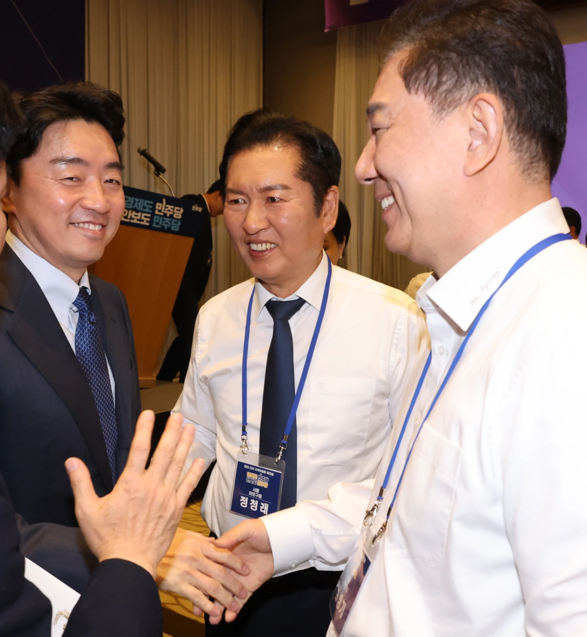 더불어민주당 정청래(가운데) 대표와 김병기(오른쪽) 원내대표가 10일 경기 광주시 곤지암리조트에서 열린 전국지역위원장 워크숍에서 강훈식 대통령실 비서실장과 웃으며 인사하고 있다. 광주 연합뉴스