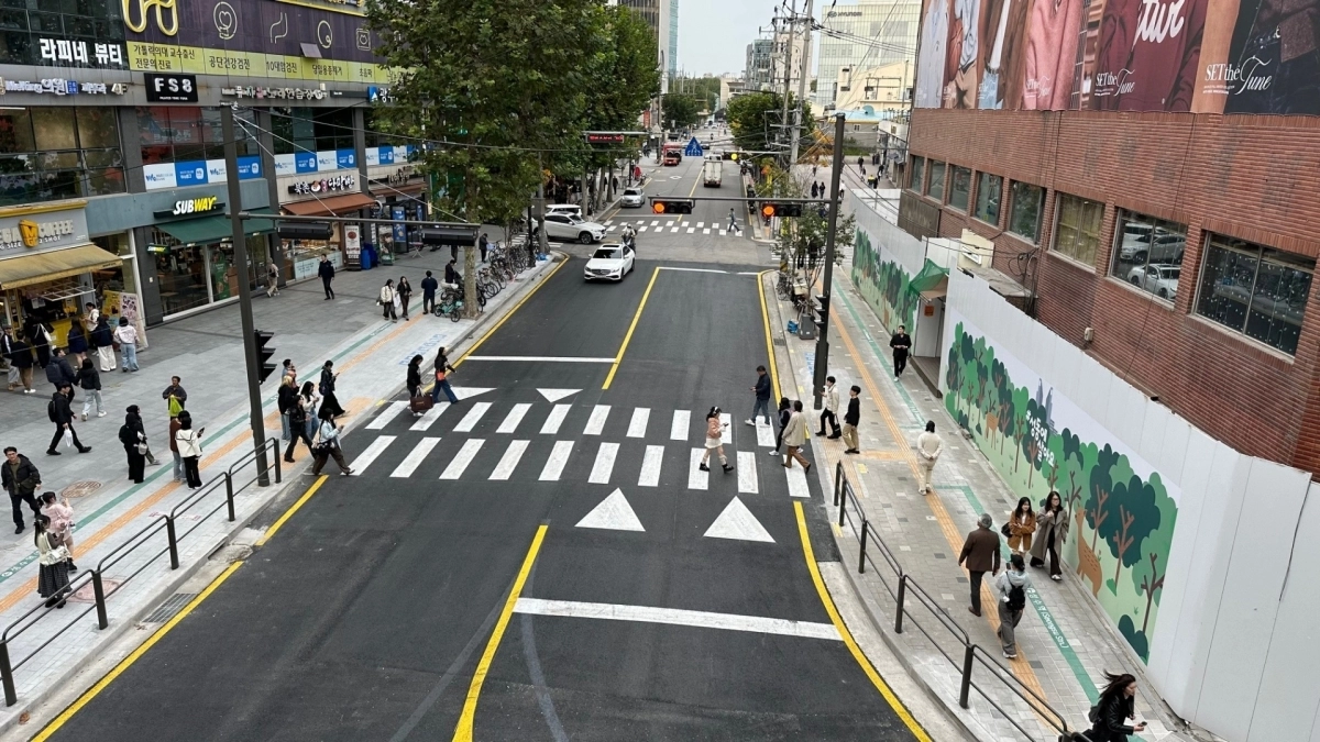 보행환경을 개선한 서울 성수역 2번 출입구 일대 모습. 성동구 제공
