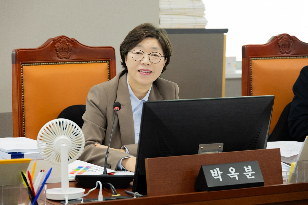 박옥분 의원이 10일 열린 2025년 행정사무감사에서 질의하고 있다.(사진=경기도의회)