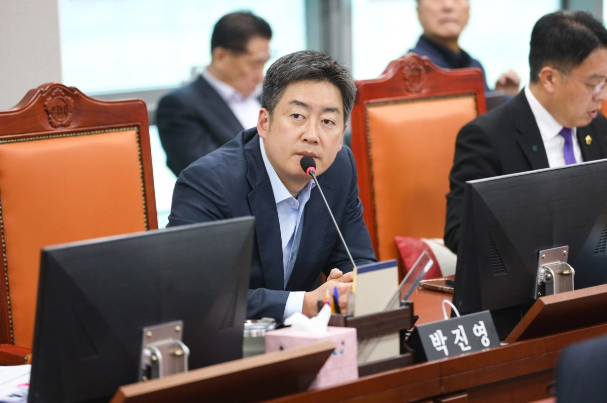 박진영 의원이 11월 10일 열린 제387회 정례회 기획조정실 행정사무감사에서 질의하고 있다.(사진=경기도의회)