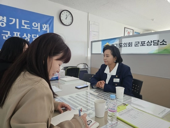 정윤경 부의장이 7일 경기도의회 군포상담소에서 군포재가노인지원서비스센터 정수영 센터장과, 성민재가노인복지센터 김지희 센터장과 함께 정담회를 열고 있다.(사진=경기도의회)