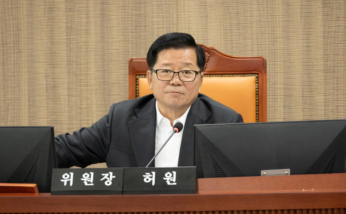 허원 의원이 10일 열린 2025년 경기도 행정사무감사에서 철도항만물류국을 대상으로 질의하고 있다.(사진=경기도의회)