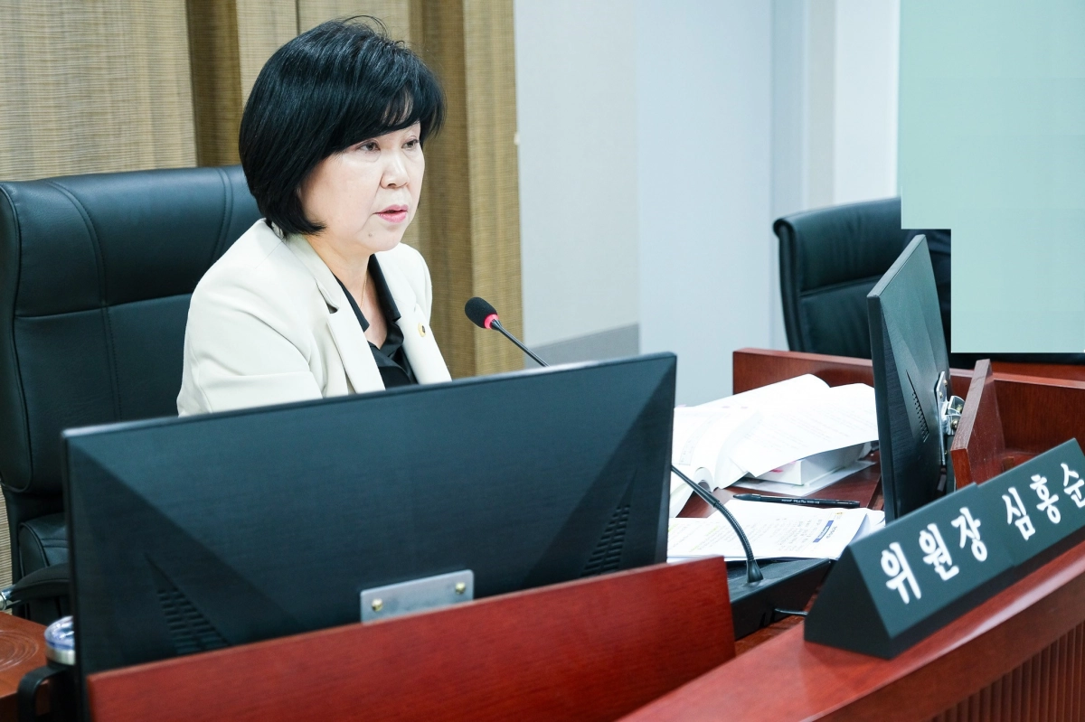 심홍순 의원이 미래성장산업국 행정사무감사에서 피감기관을 상대로 질의하고 있다.(사진=경기도의회)
