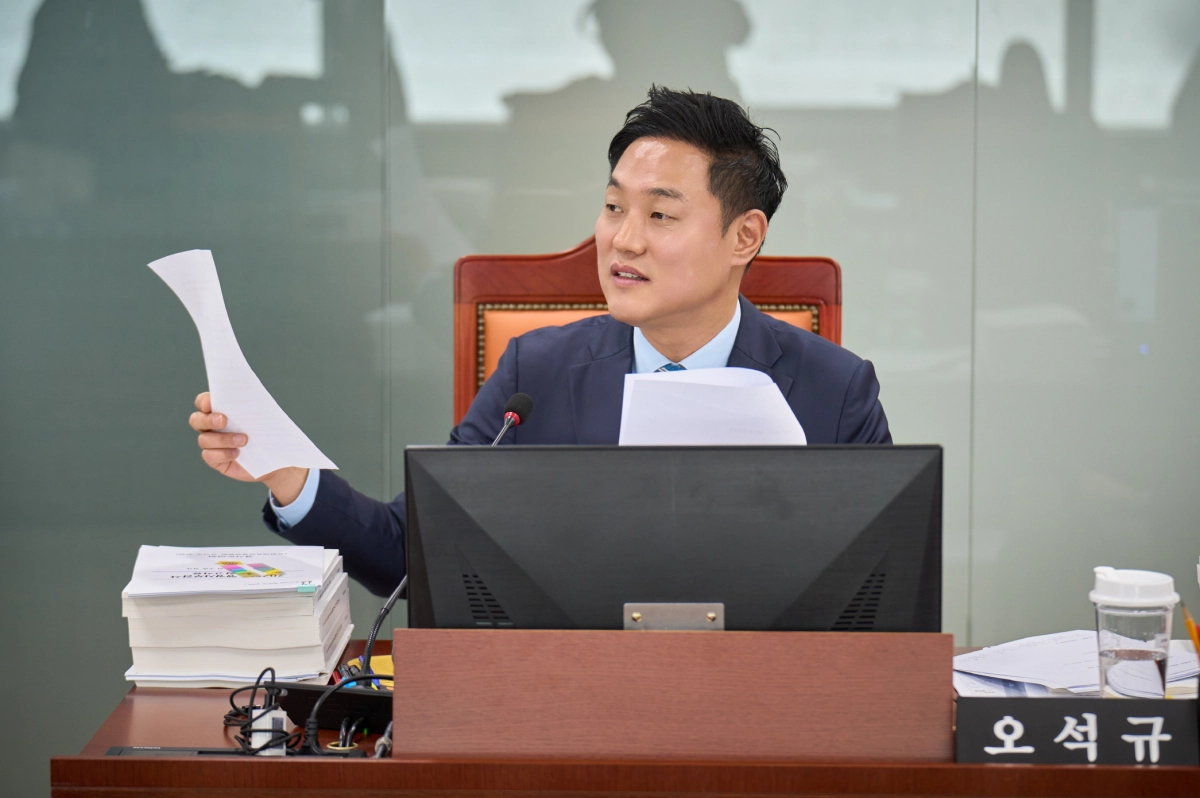 오석규 의원이 2025년도 문화체육관광국 행정사무감사에서 피감기관을 상대로 질의하고 있다.(사진=경기도의회)