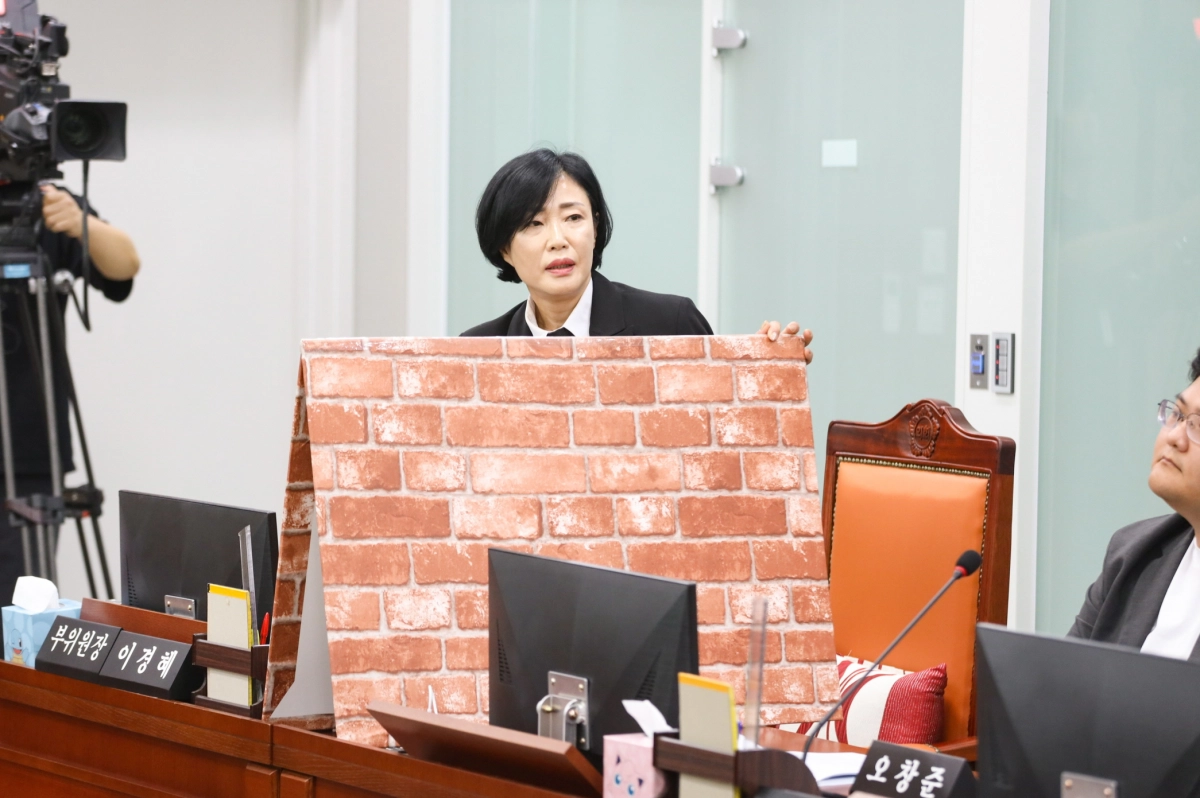 이경혜 의원이 11월 10일 열린 제387회 정례회 기획조정실 행정사무감사에서 피감기관을 상대로 질의하고 있다.(사진=경기도의회)