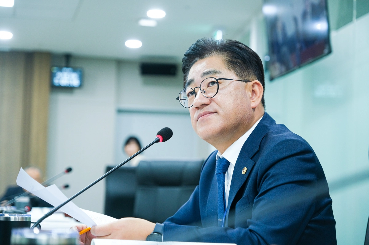 이기형 의원이 10일 2025년도 행정사무감사에서 미래성장산업국을 상대로 질의하고 있다.(사진=경기도의회)