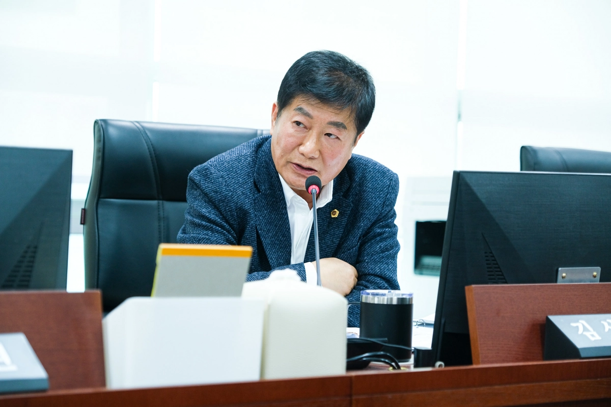 김상곤 의원이 10일 실시한 2025년도 행정사무감사에서 미래성장산업국을 대상으로 질의하고 있다.(사진=경기도의회)