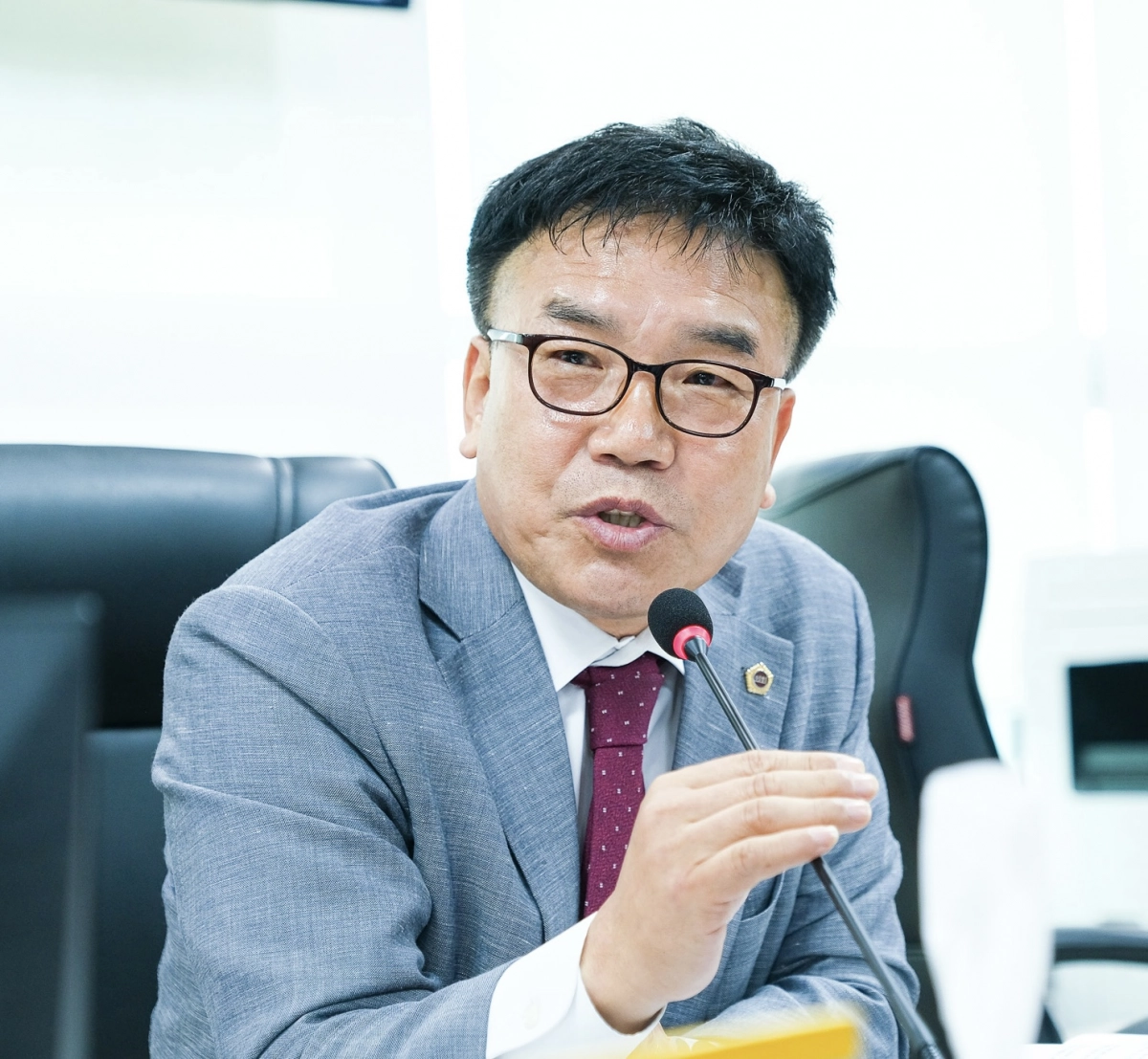 김철현 의원이 10일 열린 2025년도 행정사무감사에서 미래성장산업국을 대상으로 질의하고 있다.(사진=경기도의회)