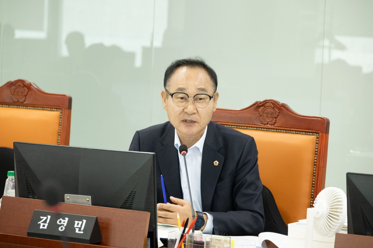 김영민 의원이 10일 2025년 행정사무감사에서 피감기관을 상대로 질의하고 있다.(사진=경기도의회)