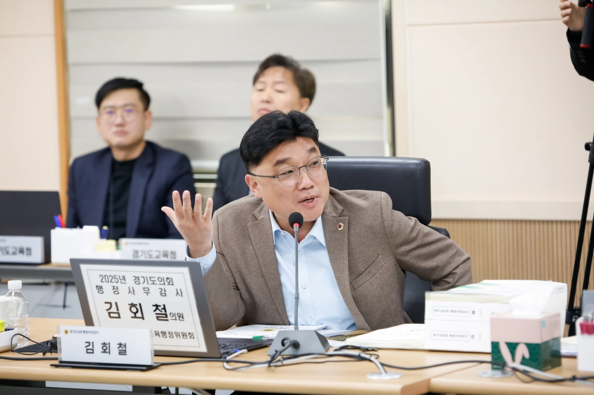 김회철 의원이 11월 10일 열린 제387회 교육행정위원회 행정사무감사에서 피감기관을 상대로 질의하고 있다.(사진=경기도의회)