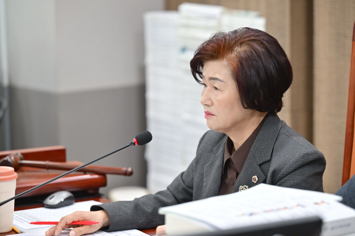 김동희 의원이 11월 10일 실시된 경기도미래세대재단 행정사무감사에서 피감기관을 상대로 질의하고 있다.(사진=경기도의회)