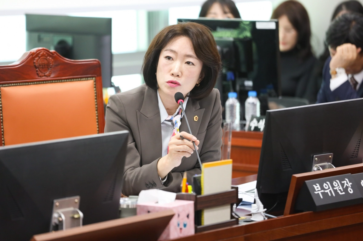 이혜원 의원이  제387회 정례회 기획재정위원회 행정사무감사에서 피감기관을 상대로 질의하고 있다.(사진=경기도의회)