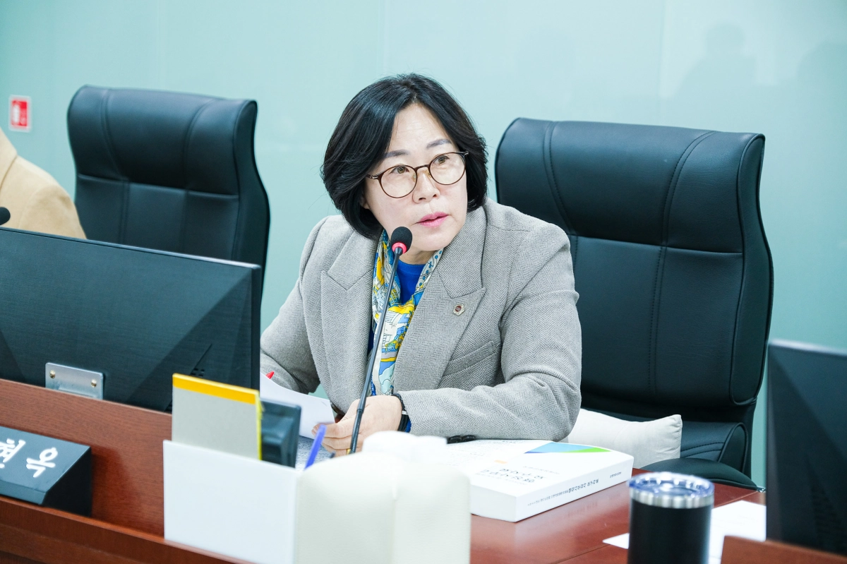 서현옥 의원이 10일 열린 2025년도 미래성장산업국 행정사무감사에서 피감기관을 상대로 질의하고 있다.(사진=경기도의회)