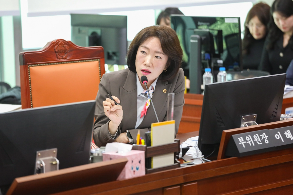 이혜원 의원이 제387회 정례회 기획재정위원회 행정사무감사에서 피감기관을 상대로 질의하고 있다.(사진=경기도의회)