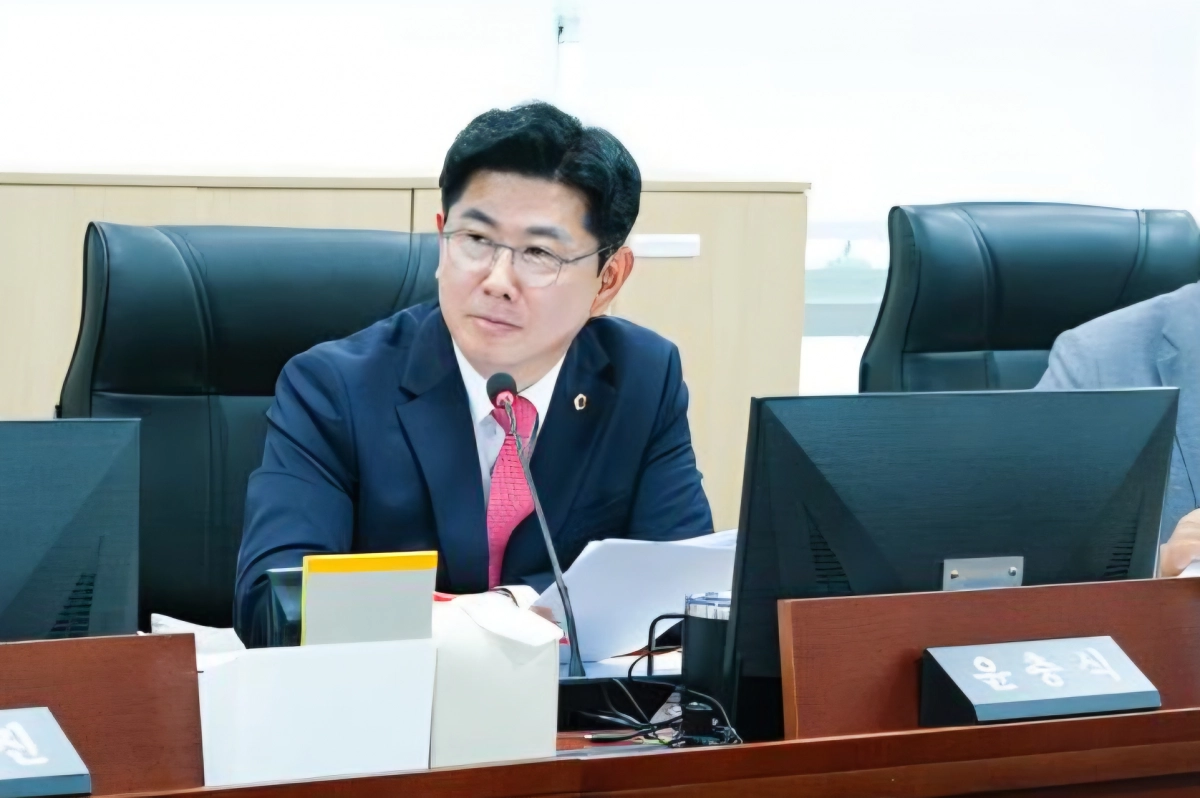 윤충식 의원이 10일 열린 미래성장산업국 대상 행정사무감사에서 피감기관을 상대로 질의하고 있다.(사진=경기도의회)