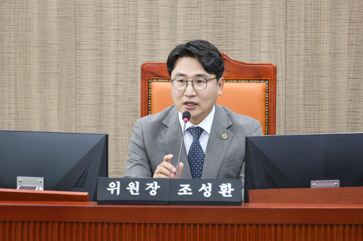 조성환 의원이 10일 열린 제387회 정례회 기획조정실 행정사무감사에서 피감기관을 상대로 질의하고 있다.(사진=경기도의회)