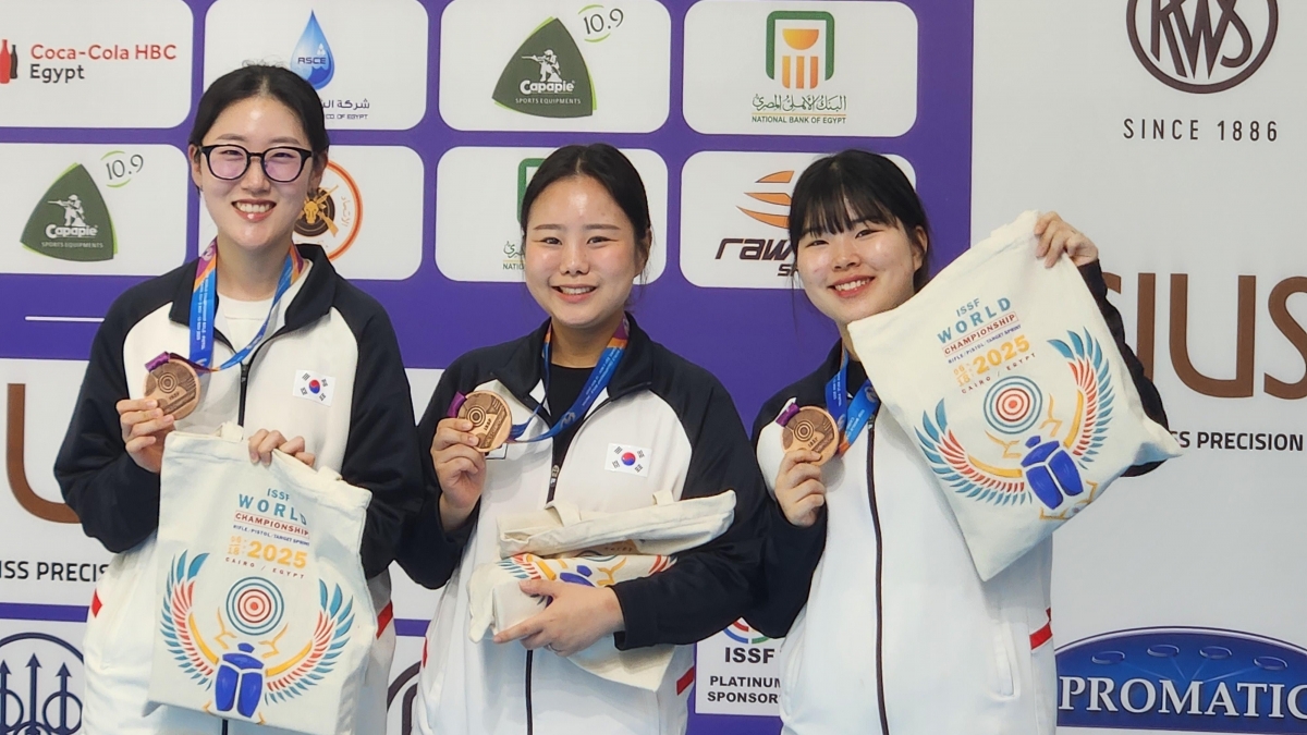 2025 ISSF 카이로 세계선수권대회 10m 여자부 공기권총 단체전에서 동메달을 차지한 양지인(한국체대), 김보미(부산시청), 오예진(IBK기업은행) 선수(왼쪽부터). 대한사격연맹 제공