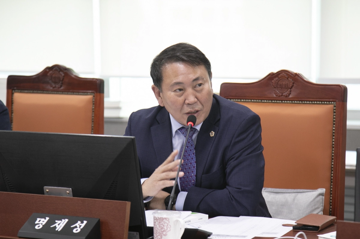 명재성 의원이 11월 10일 도시개발국 행정사무감사에서 피감기관을 상대로 질의하고 있다.(사진=경기도의회)