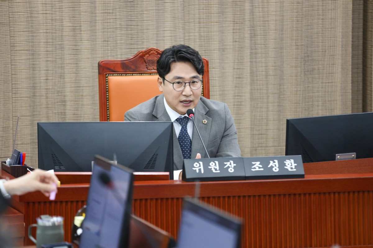 조성환 위원장 10일 열린 제387회 정례회 기획조정실 행정사무감사에서 피감기관을 상대로 질의하고 있다.(사진=경기도의회)