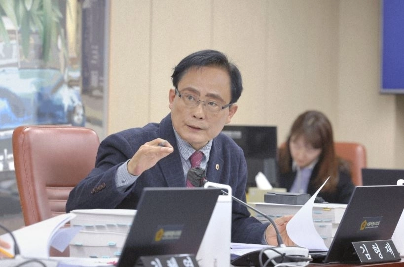 김형재 의원이 6일 열린 서울시의회 제333회 정례회 문화체육관광위원회 행정사무감사에서 서울시립미술관장에게 질의하고 있다.
