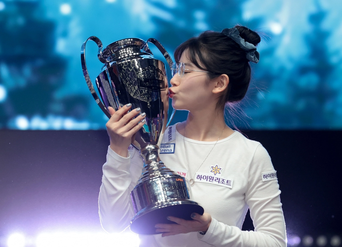 우승컵에 입을 맞추는 이미래. 프로당구협회 제공