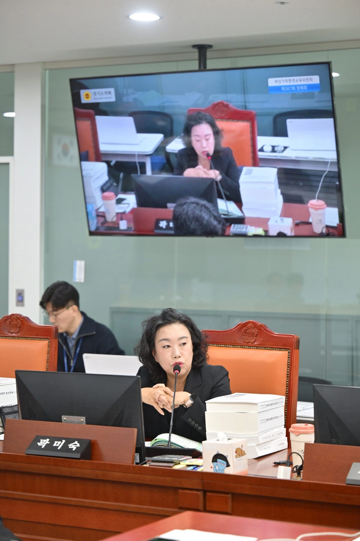 곽미숙 의원이 11월 10일 열린 2025년도 경기도 행정사무감사(평생교육진흥원 소관)에서 피감기관을 상대로 질의하고 있다.(사진=경기도의회)